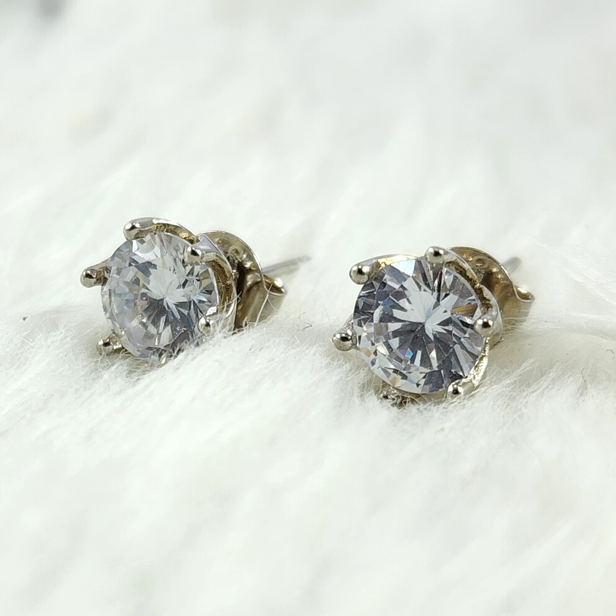 Silver Solitaire Cubic Zirconia Round Diamond Crown Design Back Stud Earring for Women