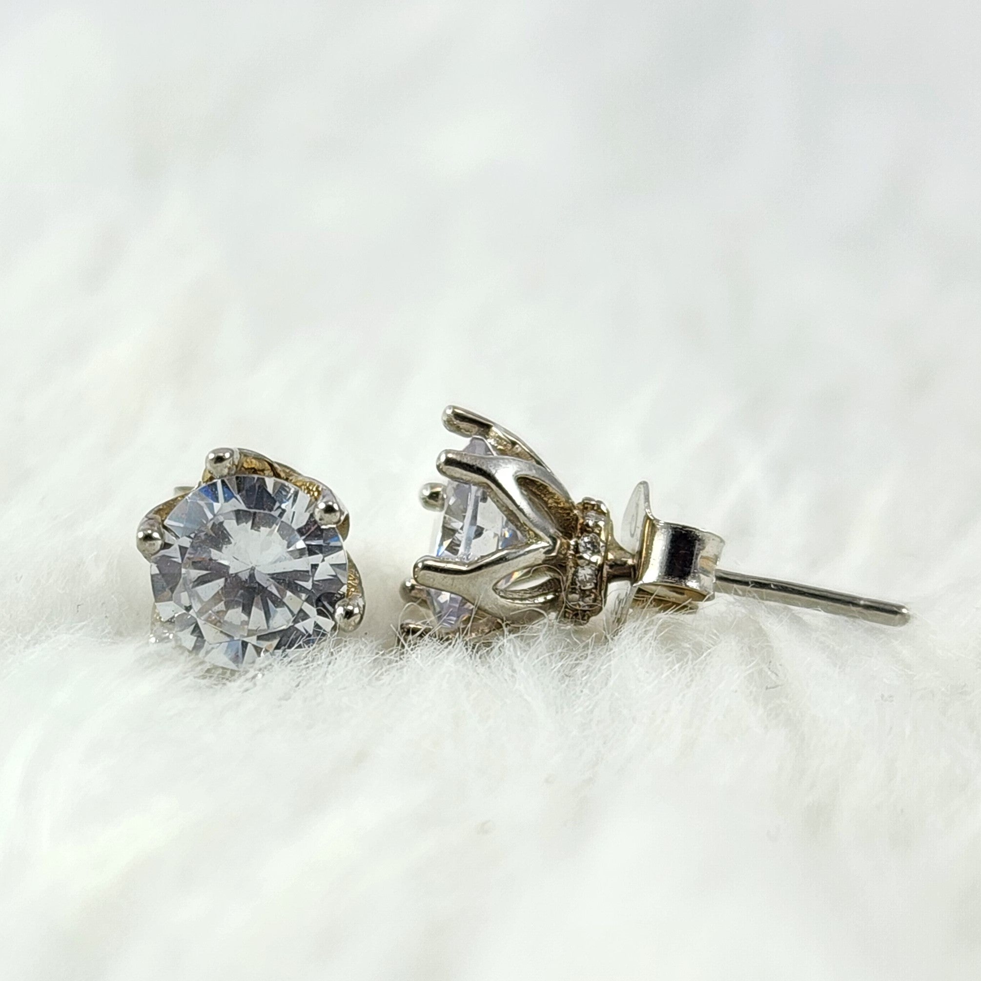 Silver Solitaire Cubic Zirconia Round Diamond Crown Design Back Stud Earring for Women